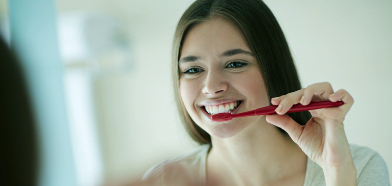Passo a passo da higiene bucal: como escovar os dentes corretamente.