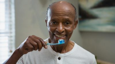 Saúde dos idosos também passa pela boca; cuidadores têm papel fundamental